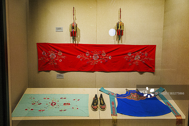 中国贵州贵阳贵州民族博物馆馆藏--贵州民族服装、银饰图片素材