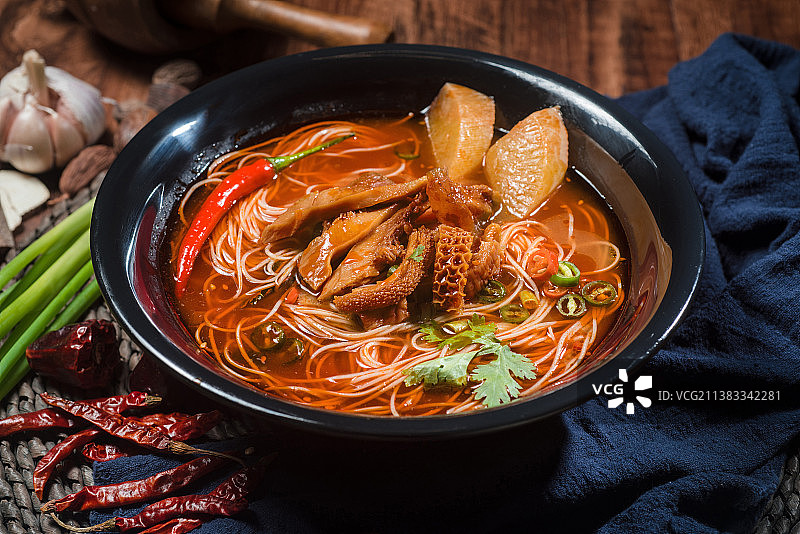 红烧香辣牛杂面图片素材
