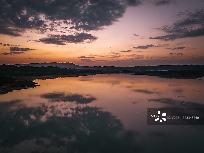 天空之镜，贵溪白鹤湖的傍晚，湖面就像一面镜子，鸟儿在湖面畅游图片素材