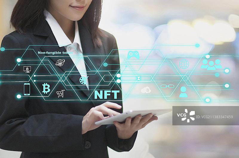 美女掌握着大数据NFT面板图片素材