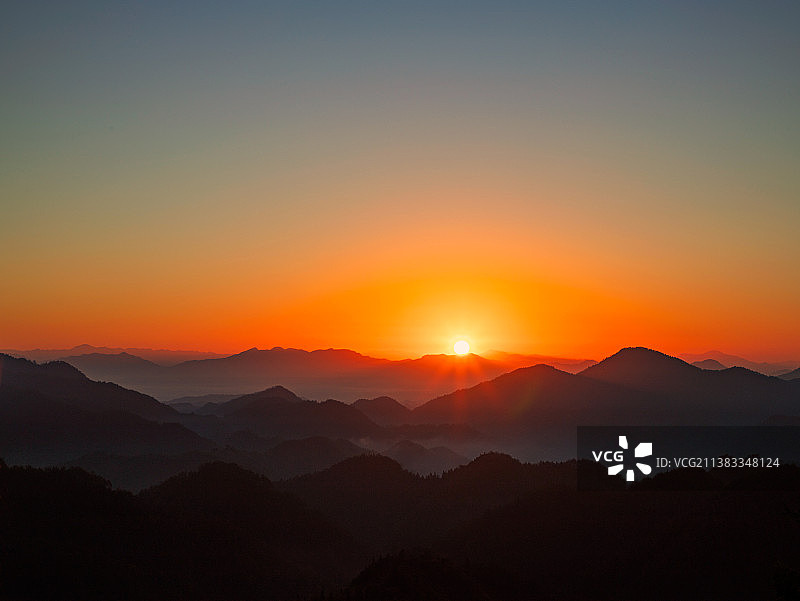 日出山峦图片素材