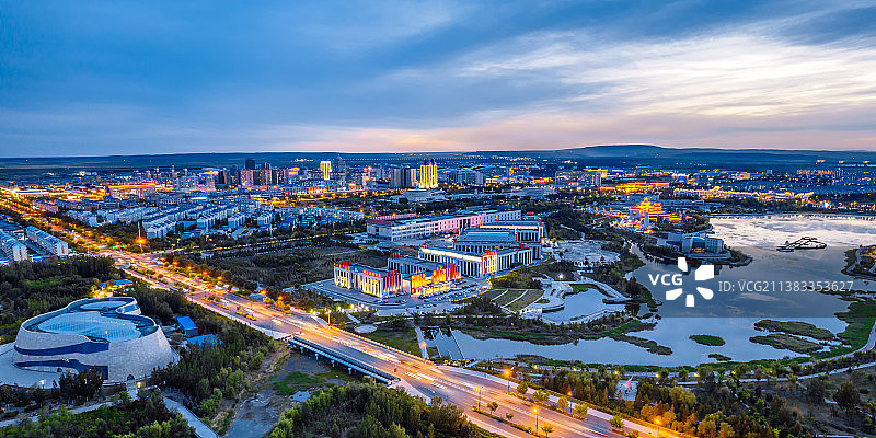 内蒙古锡林郭勒盟锡林浩特市锡林河和城市天际线风光航拍夜景图片素材