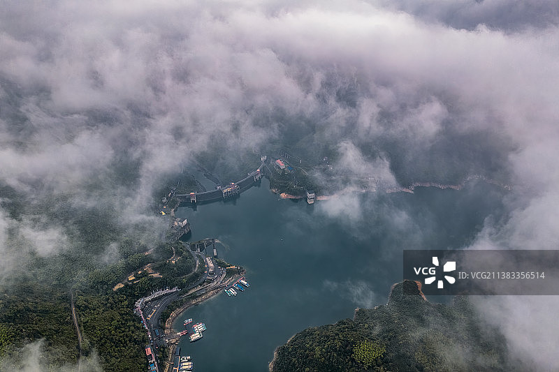 云雾中的湖南郴州东江湖大坝景区图片素材