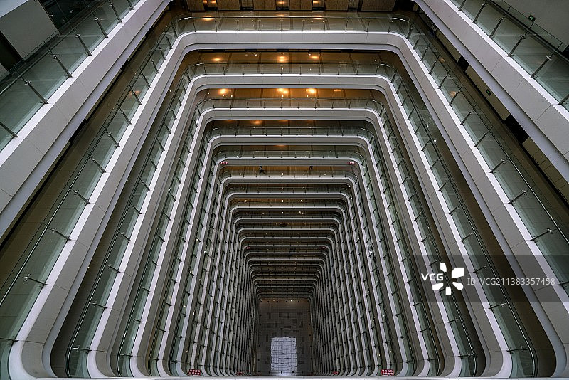 四川成都商业中心建筑室内空间几何对称图片素材