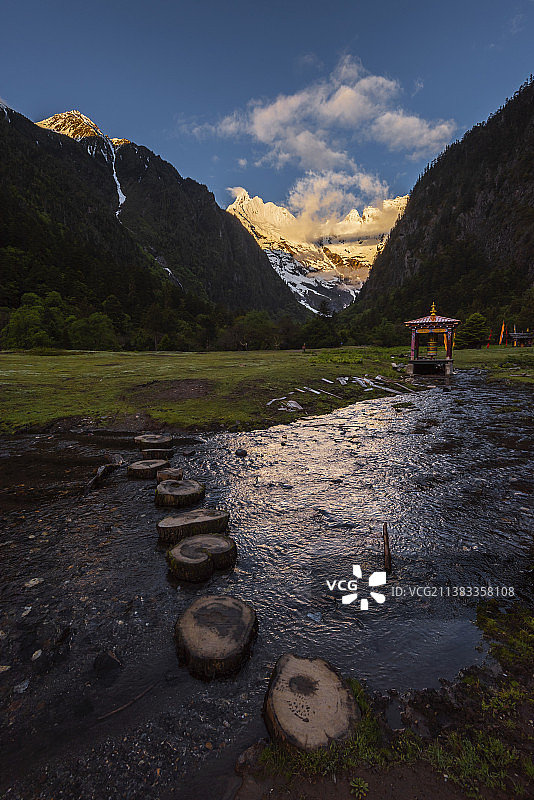 梅里雪山腹地的雨崩村风光图片素材