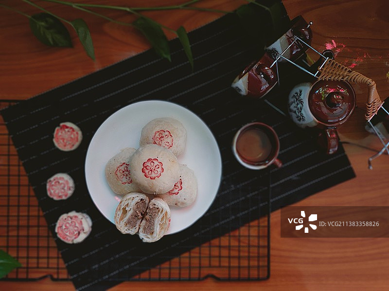 北方人饭桌上的鲜肉月饼图片素材