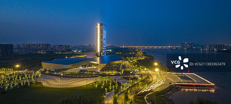 南京江北新区滨江步道，扬子江风光旖旎，浦口码头南京北站扬子江国际会议中心等地标建筑古今交融图片素材