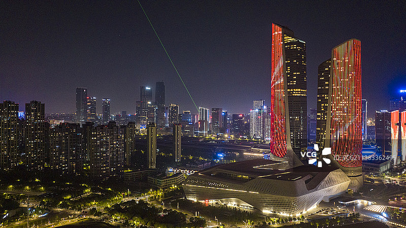 南京江北新区滨江步道，扬子江风光旖旎，浦口码头南京北站扬子江国际会议中心等地标建筑古今交融图片素材