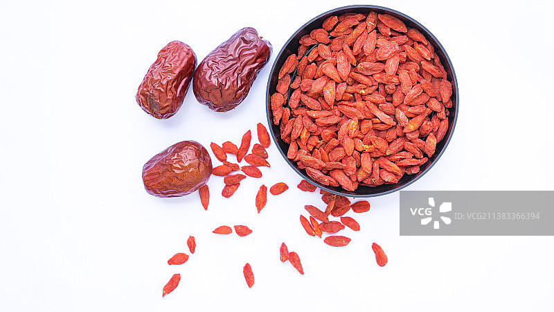 大枣枸杞白背景竹编盘图片素材