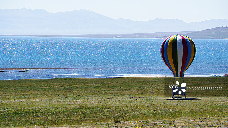 赛里木湖旁的热气球图片素材
