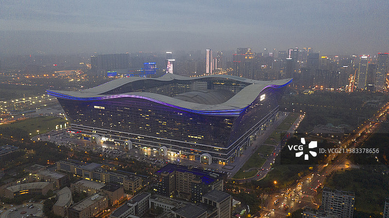 航拍四川成都金融城夜景城市风光建筑全景道路交通图片素材