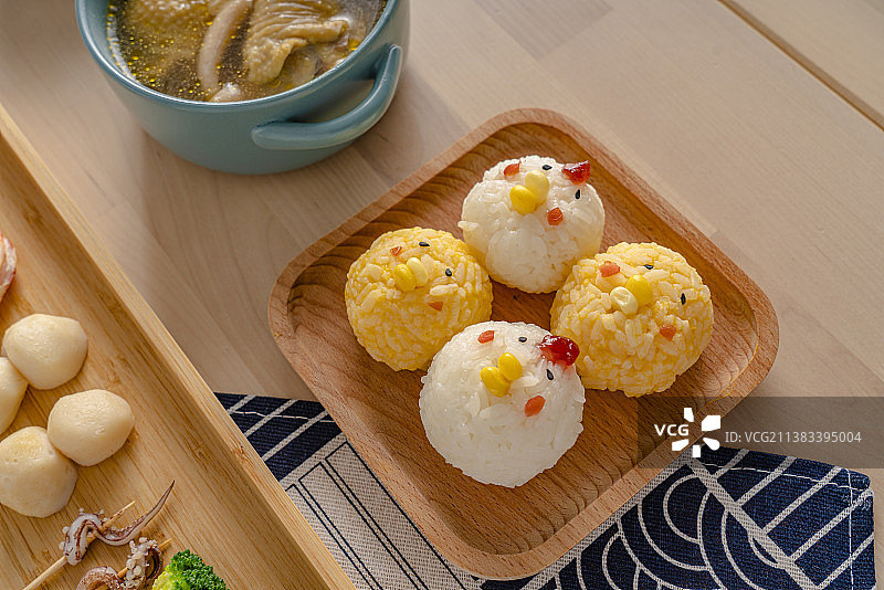 双色小鸡饭团菌菇鸡腿汤套餐图片素材