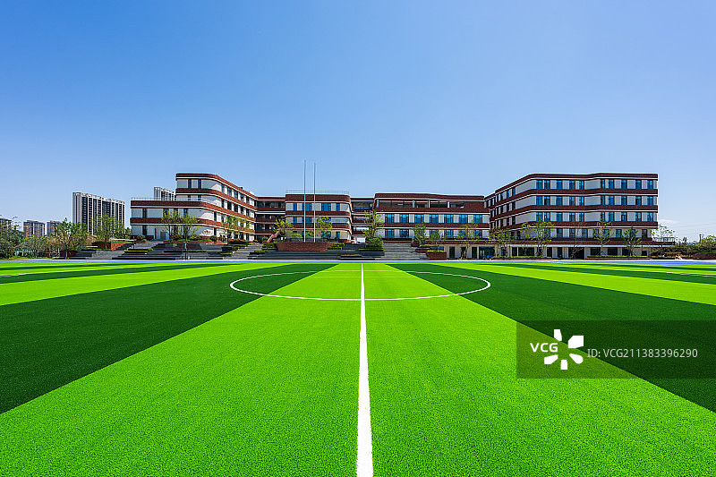 户外空旷的学校足球场场地图片素材