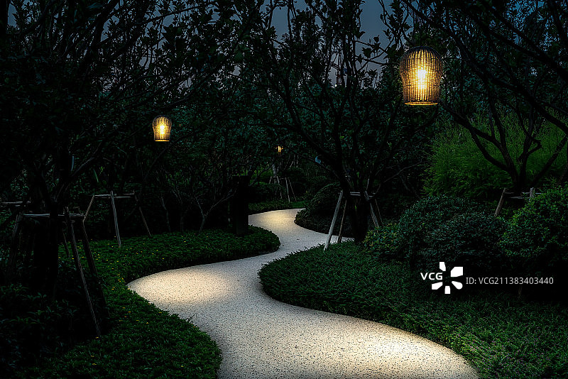 灯笼路灯照耀下的公园小径图片素材