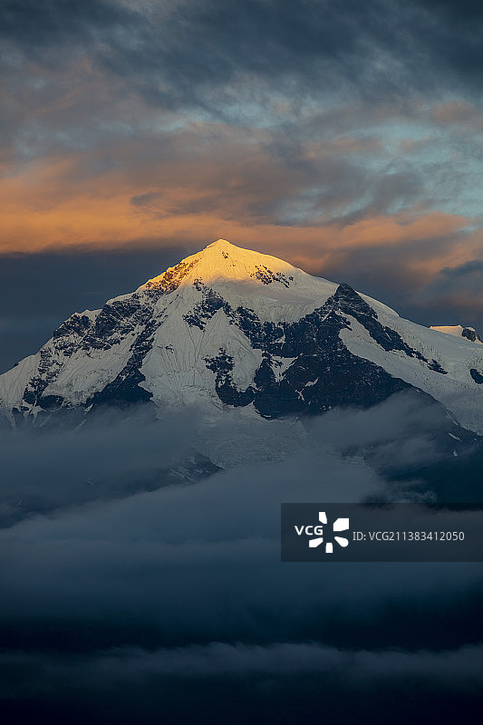 梅里——乌格冬峰日出图片素材