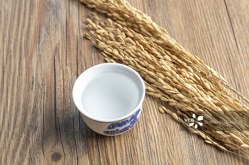 一杯白酒饮品图片素材