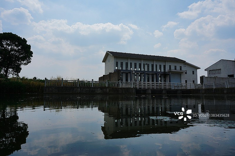 河边水电站及其倒影图片素材