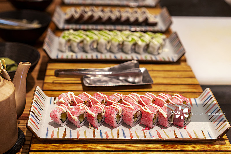 排列的日本寿司图片素材