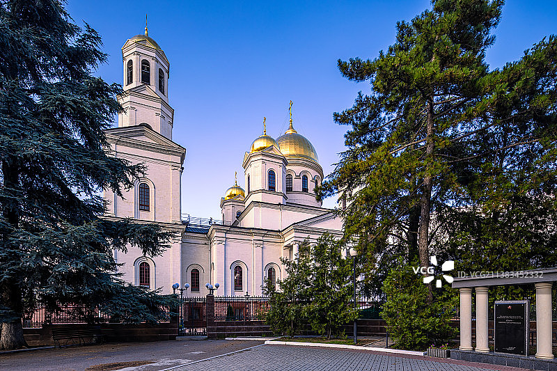 克里木半岛首府辛菲罗波尔市中心的战争纪念公园与背后的教堂图片素材