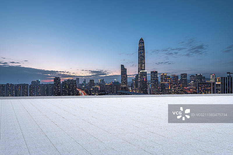 城市天际线夜景与平台地面广场图片素材