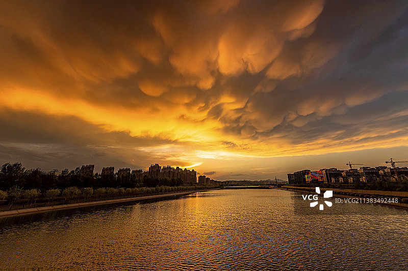 天空飘来乳状云图片素材