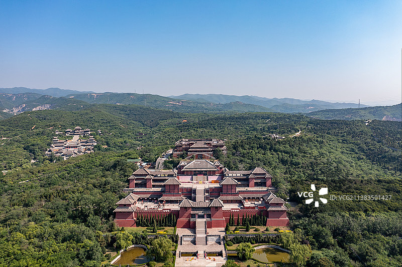 中国河南省焦作影视城航拍视角古建筑山间图片素材