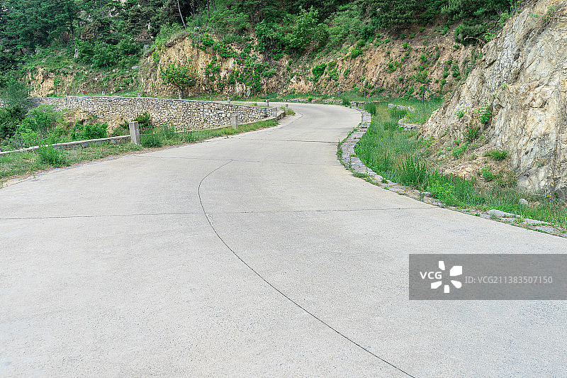 中国非都市风光拍摄主题，山东泰安药乡国家森林公园，绿色的山脉，蜿蜒的环山路，户外白昼无人图像摄影图片素材