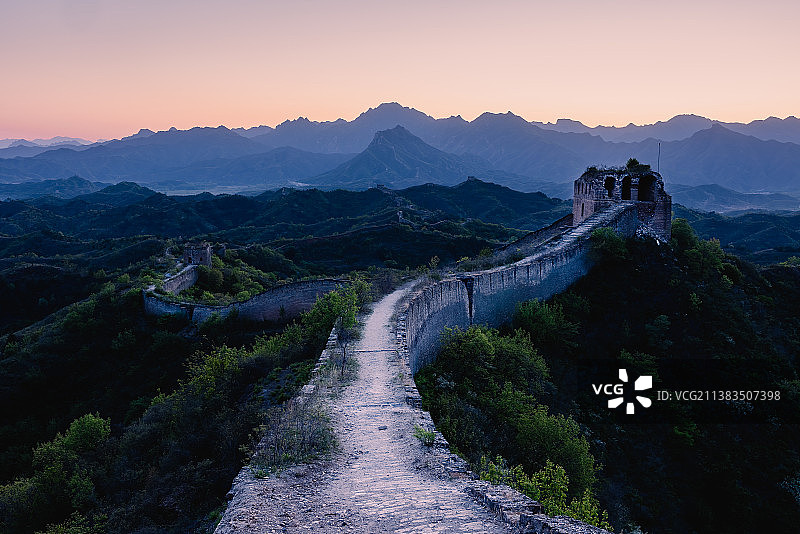 夕阳下的蟠龙山长城图片素材