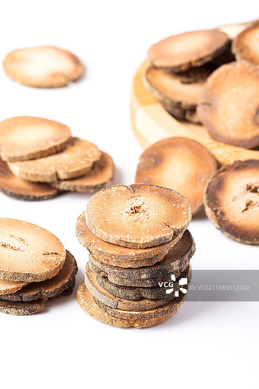 白底上的化痰止咳中药饮片化州橘红片图片素材