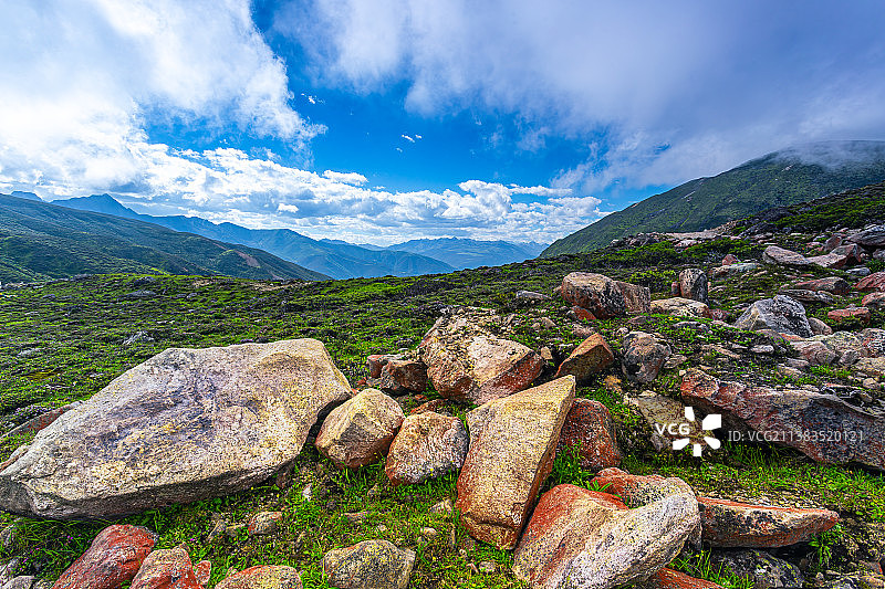 川西贡嘎山脚下的红石滩图片素材