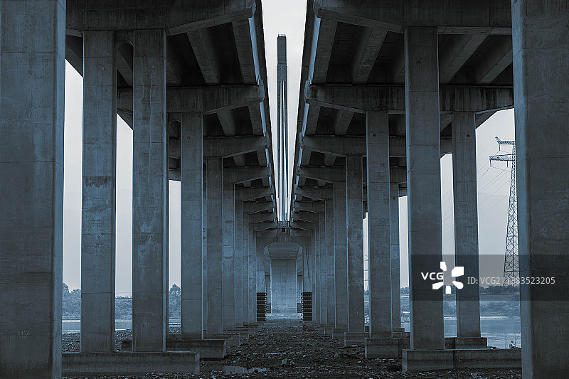 干涸的大桥底图片素材