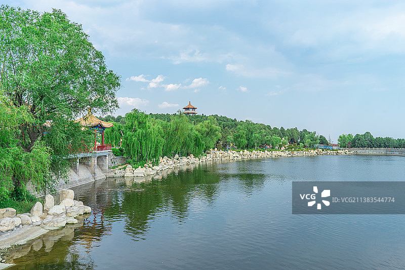 中国山东省泰安市泰山区虎山公园，湖泊拍摄主题，蓝色白云和远处的山峰古亭，户外无人图像摄影图片素材