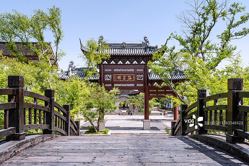 中国上海广富林文化遗址的集贤坊牌坊图片素材