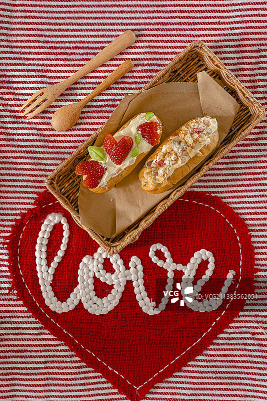 爱心草莓坚果奶油双档法式情侣面包图片素材