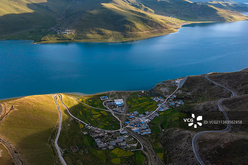 航拍夏天的羊卓雍措和湖边的村庄图片素材