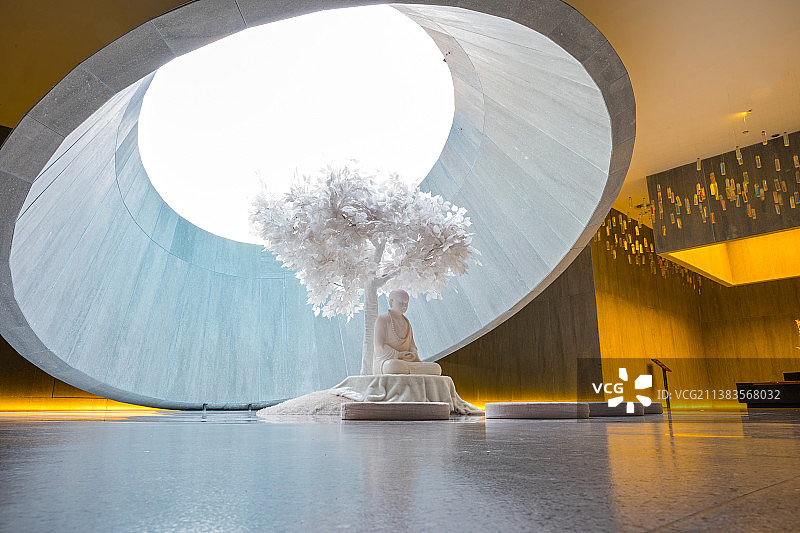 南京大报恩寺僧侣在菩提树下参禅悟道场景图片素材