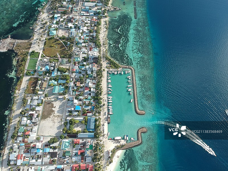 快艇离港——马尔代夫马富士岛图片素材