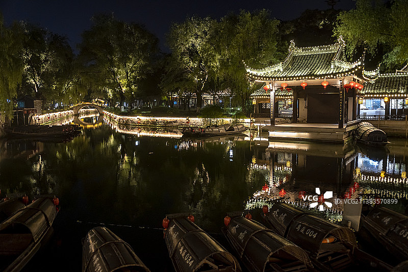 傍晚时分的绍兴城市广场乌篷船码头图片素材