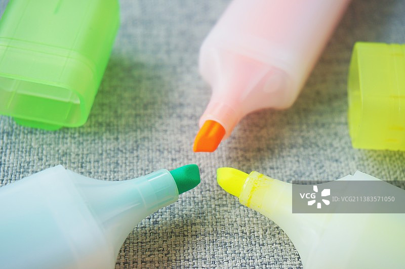 五颜六色的水彩笔图片素材