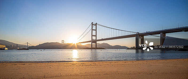 晴朗天气下的海洋沙滩-香港青马大桥日出全景图片素材