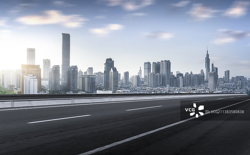 江苏南京新街口高楼群、紫峰大厦与公路图片素材