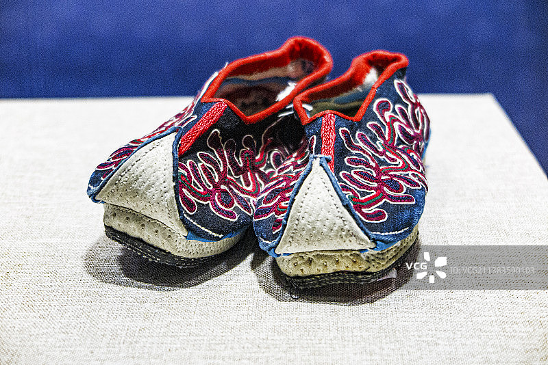 中国贵州、湖南、广西等地侗族服饰文化--服装、银饰、鞋、帽等图片素材