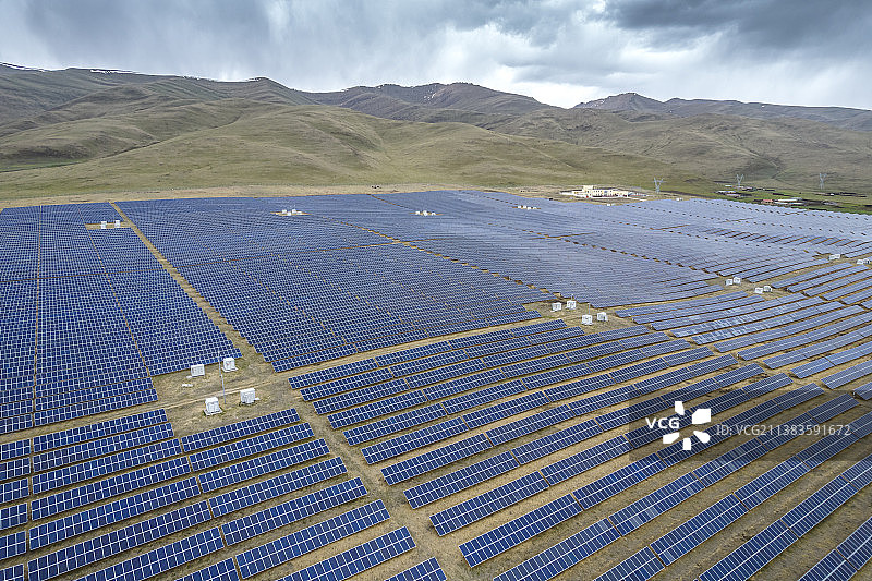 川西草原上的太阳能发电站图片素材