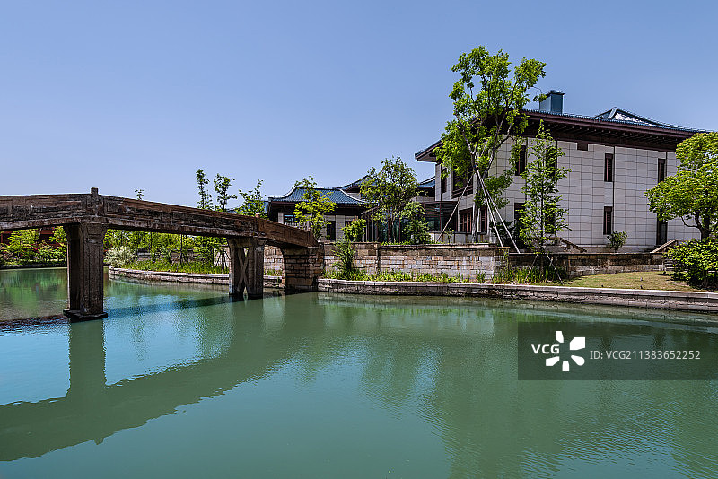 中国上海广富林文化遗址的知也桥图片素材