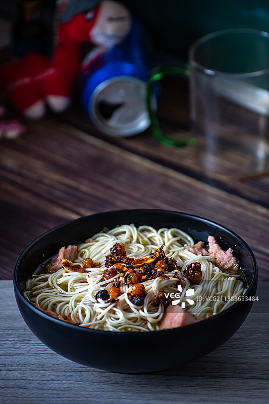 放在餐桌上的一碗藤椒雪菜面图片素材