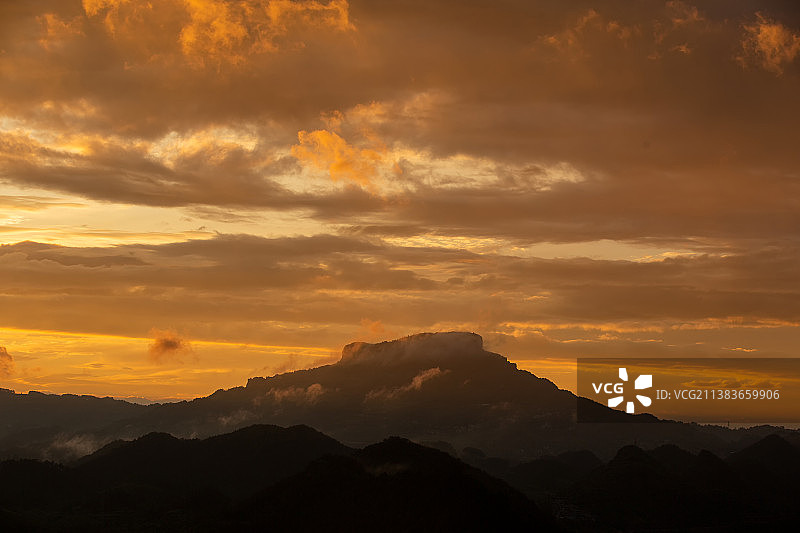 雄奇的凯里香炉山图片素材