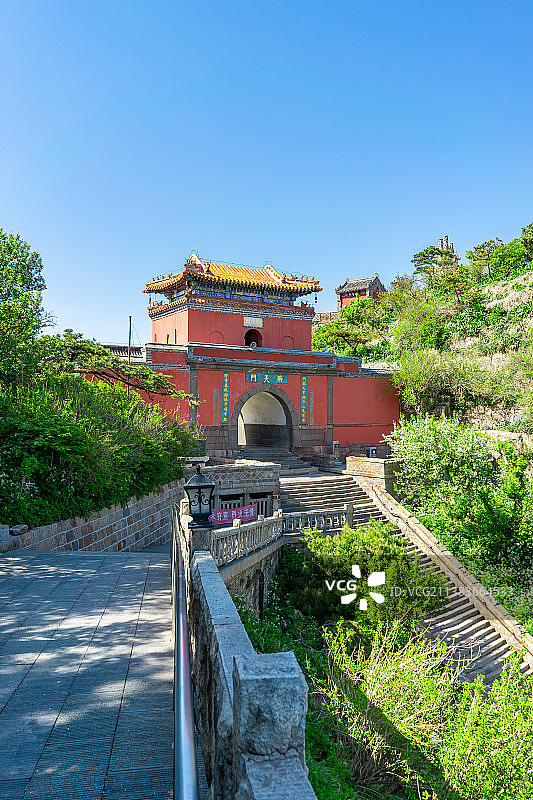 中国非都市风光拍摄主题，山东省泰安市国内著名景点泰山风景区，南天门红色城门和蓝天图片素材