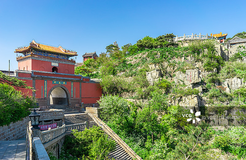 中国非都市风光拍摄主题，山东省泰安市国内著名景点泰山风景区，南天门红色城门和蓝天图片素材