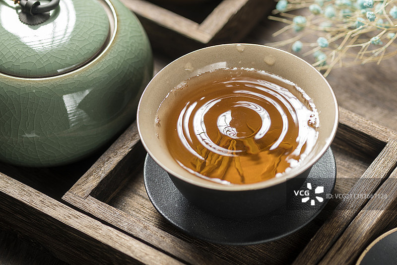 一杯盖碗茶与紫铜香炉摆放在木托盘中图片素材