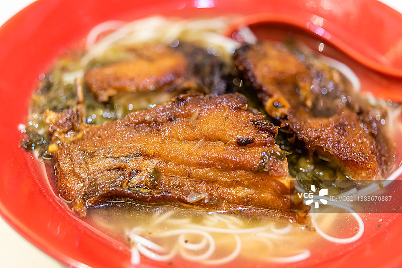 一碗上海著名小吃爆鱼面图片素材